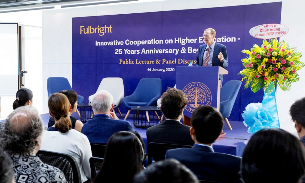 Hiệu trưởng Trường Quản lý Nhà nước Harvard Kennedy Doug Elmendorf có bài giảng với công chúng và cựu học viên, học viên Cao học Fulbright về Kinh tế Toàn cầu 1401 y