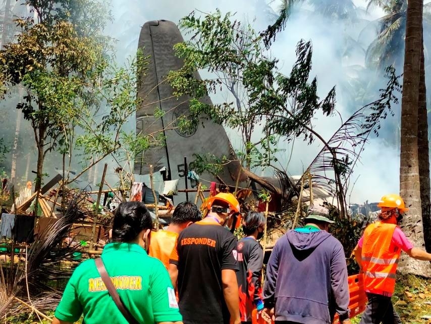 Công tác cứu hộ máy bay rơi ở Philippines diễn ra tích cực, hy vọng tìm thêm được nhiều người. (Nguồn: Reuters)