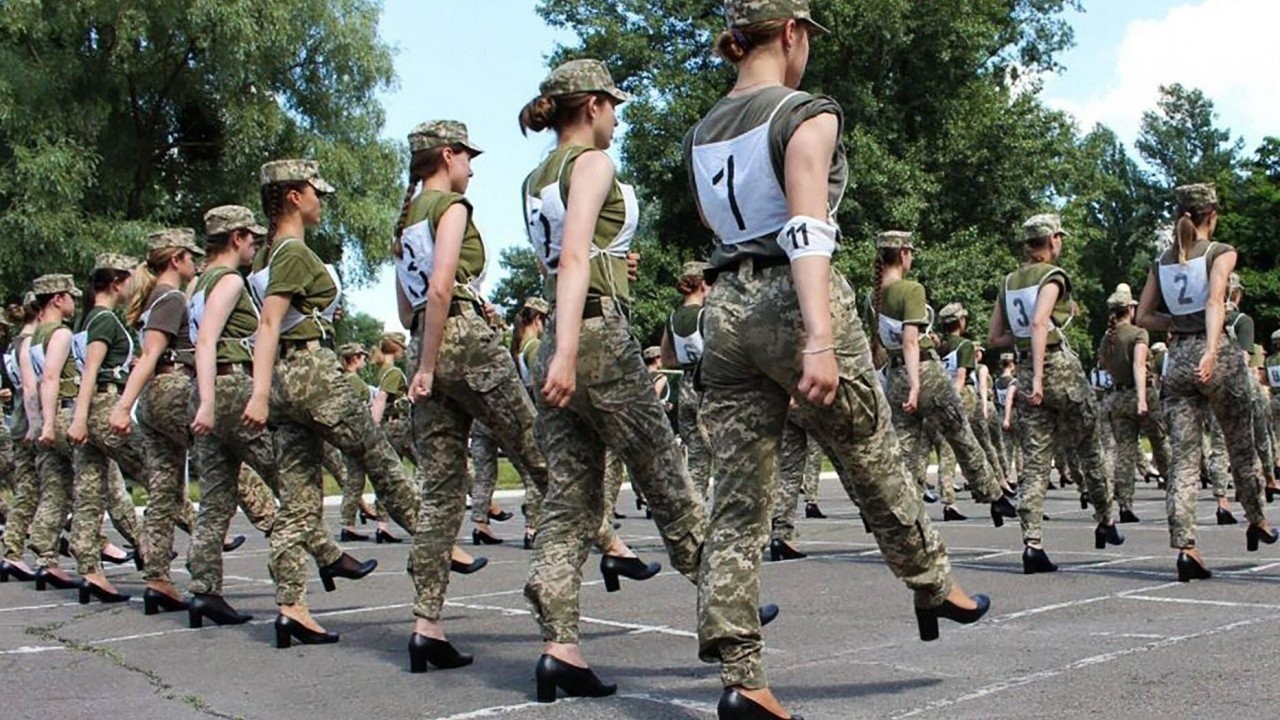 Việc Bộ Quốc phòng Ukraine công bố các bức ảnh nữ binh sĩ diễu hành trong quân phục rằn ri và giày cao gót màu đen gây ra những phản ứng trái chiều. (Nguồn: Bộ Quốc phòng Ukraine)