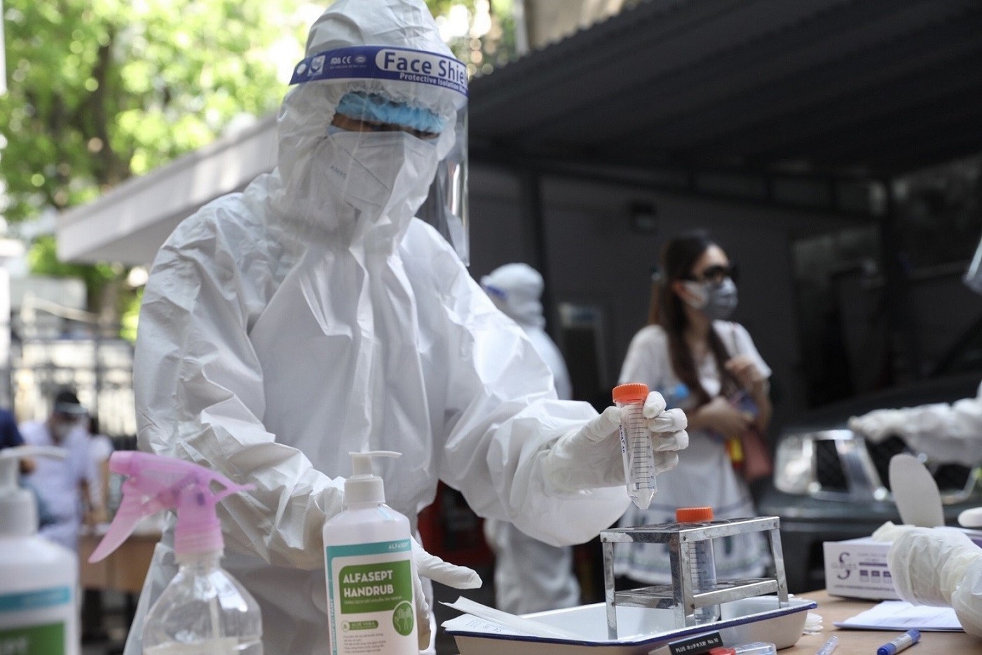 Trung tâm y tế quận Hai Bà Trưng (Hà Nội) tổ chức lấy mẫu xét nghiệm Covid-19 cho người trở về từ TP Hồ Chí Minh theo phương pháp lấy gộp 10 mẫu/1 lần xét nghiệm, sáng 10/7. (Nguồn: TTXVN) Trung tâm y tế quận Hai Bà Trưng (Hà Nội) tổ chức lấy mẫu xét nghiệm Covid-19 cho người trở về từ TP Hồ Chí Minh theo phương pháp lấy gộp 10 mẫu/1 lần xét nghiệm, sáng 10/7. (Nguồn: TTXVN)