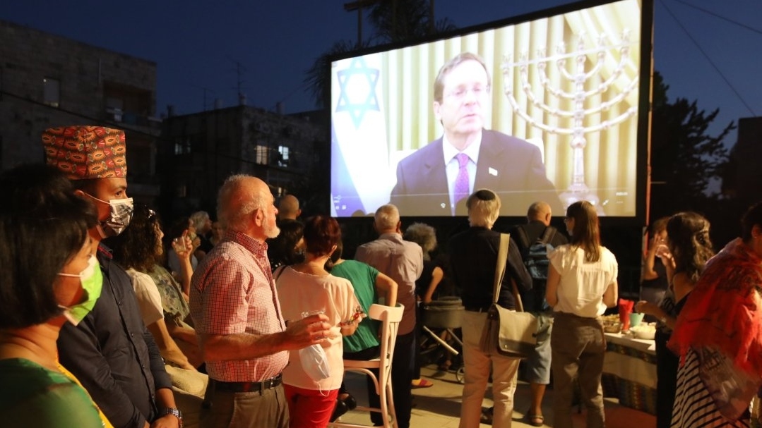 mot tach ca phe thu hep bat dong