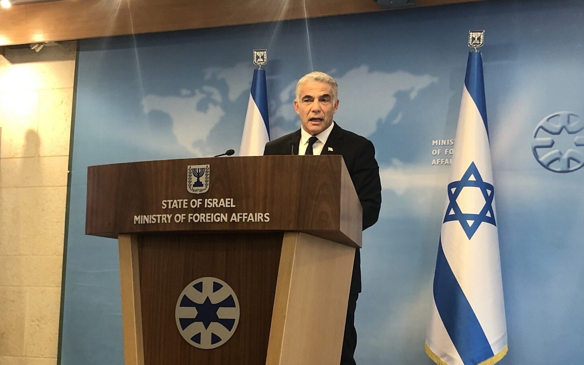 Ngoại trưởng Israel Yair Lapid phát biểu tại cuộc họp báo ở Bộ Ngoại giao, ngày 25/7. (Nguồn: Times of Israel)