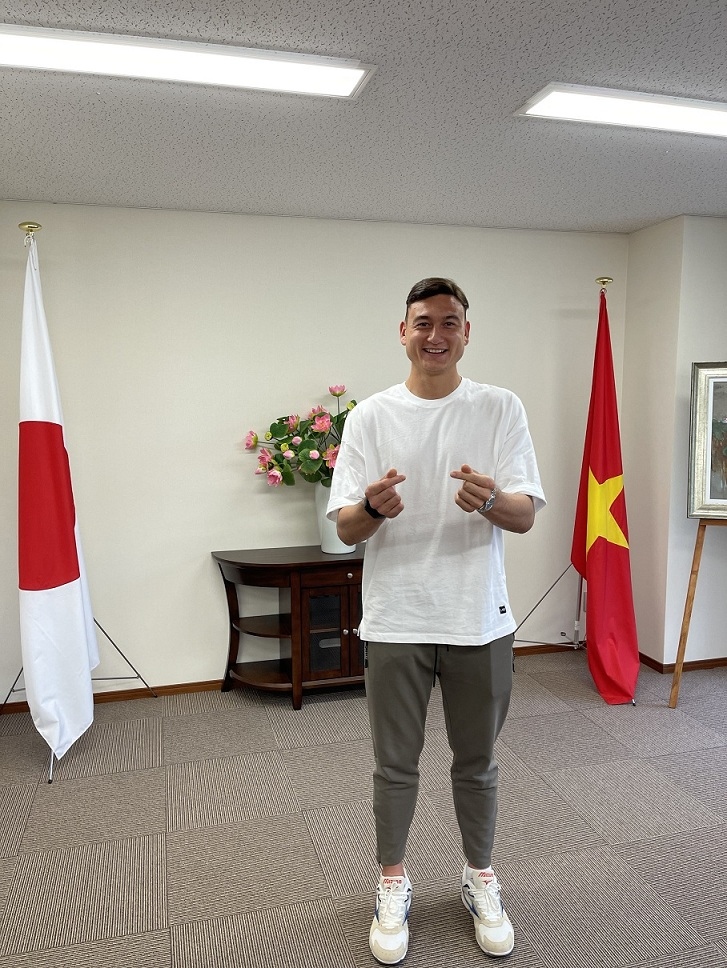 Thủ môn Đặng Văn Lâm tới chào Tổng Lãnh sự quán Việt Nam tại Osaka, Nhật Bản