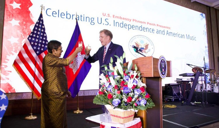 Đại sứ Mỹ tại Campuchia W. Patrick Murphy và Bộ trưởng Bộ Văn hóa và Nghệ thuật Campuchia Pheung Sakonatại Lễ kỷ niệm 246 năm Ngày Quốc khánh Mỹ. (Nguồn: