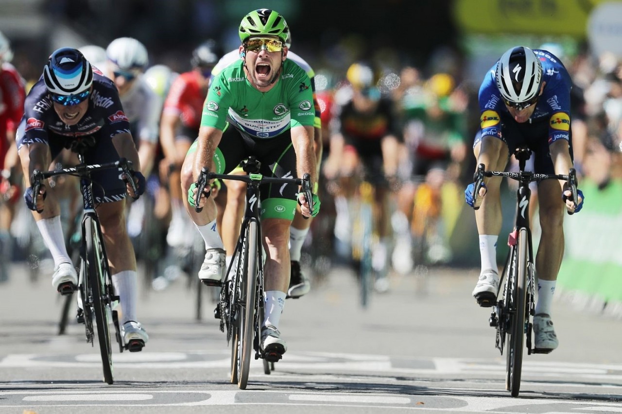 Mark Cavendish (giữa) về nhất ở chặng 13 của giải Tour de France 2021. (Nguồn: EPA-EFE)