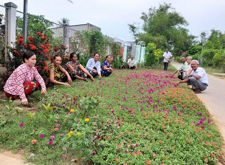 Tuyến đường hoa ấp Trà Kim (xã Long Sơn) do người dân trồng và chăm sóc, góp phần thực hiện hoàn thành tiêu chí môi trường trong xây dựng xã nông thôn mới. (Ảnh: Phương Nghi)