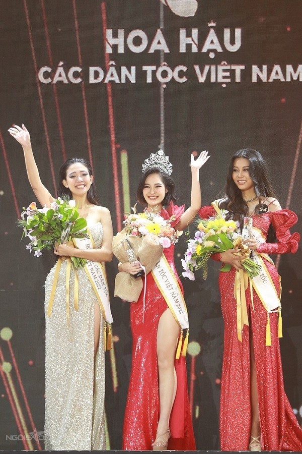 Từ trái qua: Á hậu 1 Lương Thị Hoa Đan, Hoa hậu Nông Thúy Hằng, Á hậu 2 Thạch Thu Thảo.