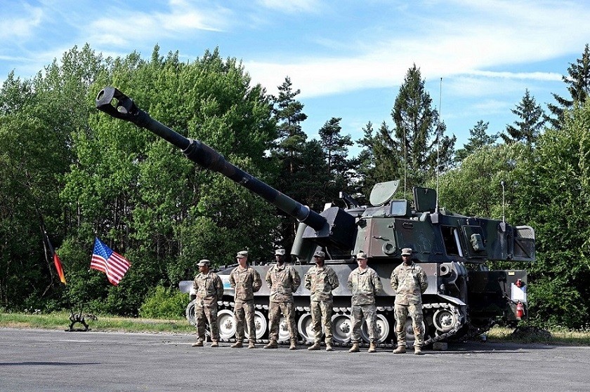 Lính Mỹ đứng trước một khẩu lựu pháo trong cuộc tập trận của NATO ở Grafenwoehr, Đức, 20/7.