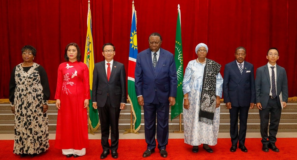 Chụp ảnh lưu nhiệm sau Lễ trình Thư ủy nhiệm.