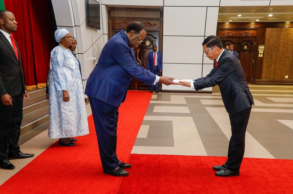 Đại sứ Hoàng Văn Lợi trình Thư ủy nhiệm lên Tổng thống Namibia
