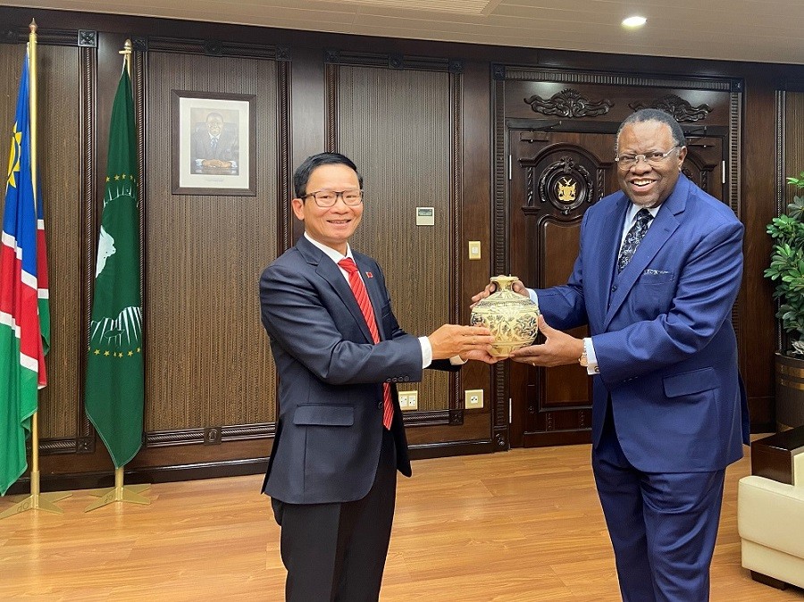 Đại sứ Hoàng Văn Lợi tặng quà lưu niệm cho Tổng thống Namibia