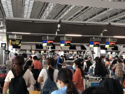 Ngày 2/8, hơn 230 công dân Việt Nam từ Thái Lan hạ cánh xuống sân bay quốc tế Nội Bài