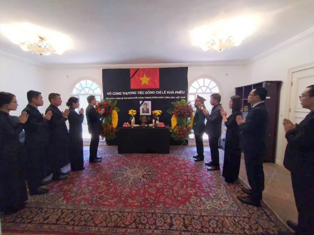 Lễ viếng nguyên Tổng Bí thư Lê Khả Phiêu tại Venezuela Ba Lan và Mexico le vieng nguyen tong bi thu le kha phieu tai venezuela ba lan va mexico