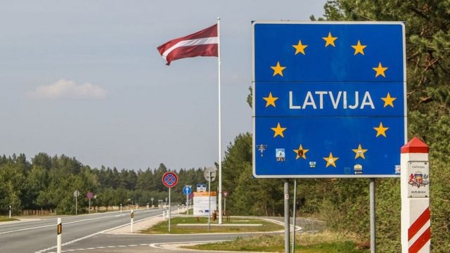 Nhằm chặn dòng người di cư trái phép, Latvia ngày 10/8 đã ban bố tình trạng khẩn cấp dọc biên giới với Belarus. (Nguồn: BBC)