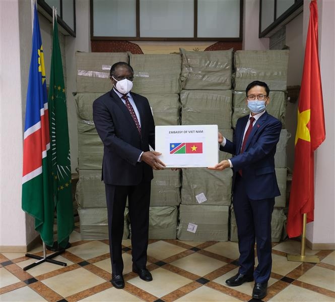 Dịch Covid-19: Người Việt tại Nam Phi hỗ trợ khẩu trang cho Namibia và Botswana