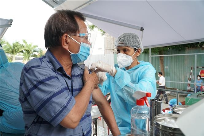 Tiêm vaccine Covid-19 ở TP. Hồ Chí Minh. (Nguồn: TTXVN)