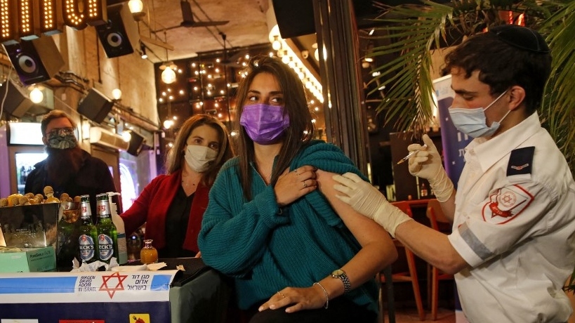 vaccine covid19 australia nhan 1 trieu lieu tu ba lan israel to chuc tiem suot dem tai tel aviv