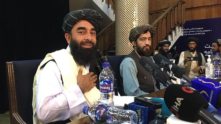 Ngày 17/8, tại Kabul, người phát ngôn phong trào Taliban Zabihullah Mujahid chủ trì cuộc họp báo chính thức sau khi lực lượng này giành chính quyền tại Afghanistan. (Nguồn: AFP)