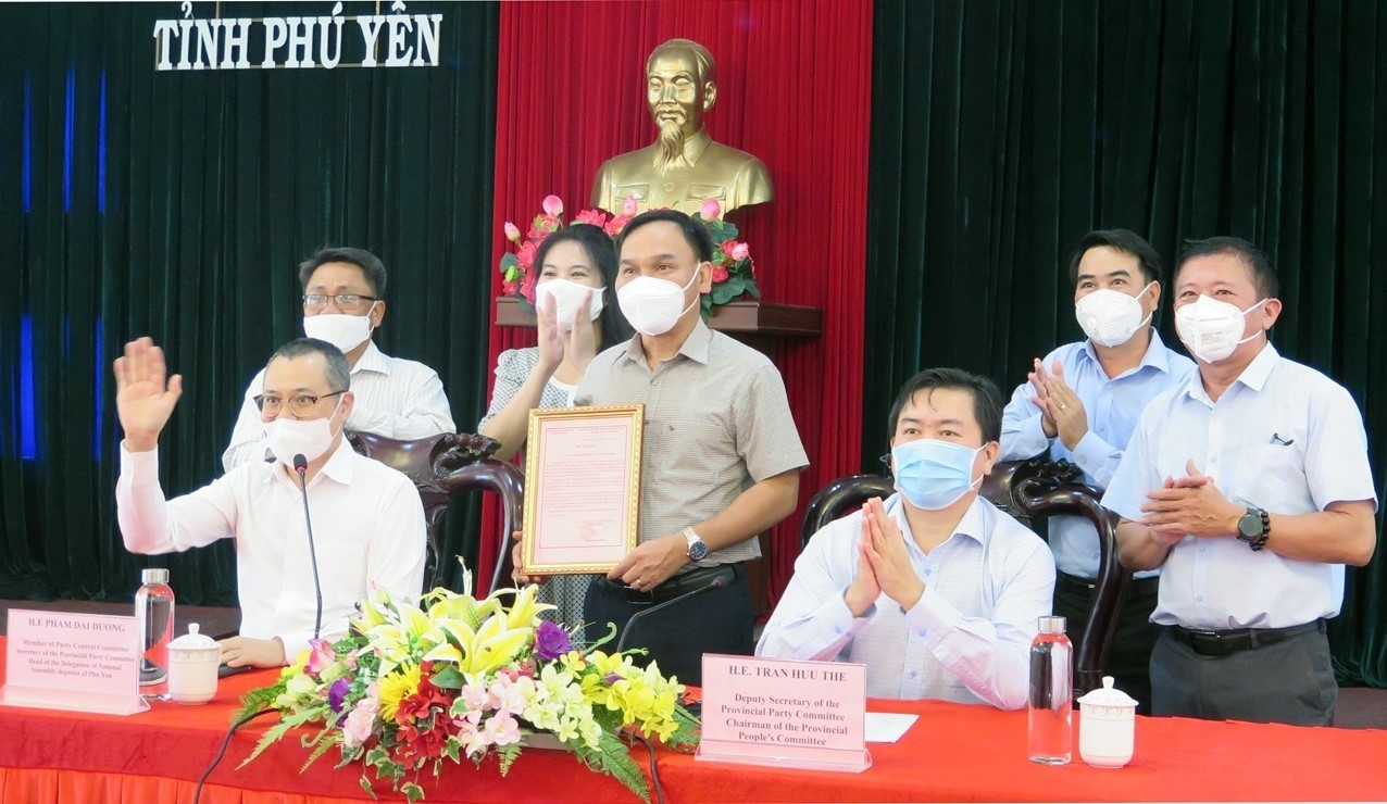 Ngày 20/8, Ủy ban Mặt trận Tổ quốc Việt Nam tỉnh Phú Yên và Sở Chỉ huy tiền phương phòng, chống dịch COVID-19 tổ chức tiếp nhận các thiết bị y tế phòng, chống dịch COVID-19 do Đảng ủy Khối các Cơ quan Trung ương và Tổng Lãnh sự quán Hoa Kỳ tại Thành phố Hồ Chí Minh trao tặng Ngày 20/8, Ủy ban Mặt trận Tổ quốc Việt Nam tỉnh Phú Yên và Sở Chỉ huy tiền phương phòng, chống dịch COVID-19 tổ chức tiếp nhận các thiết bị y tế phòng, chống dịch COVID-19 do Đảng ủy Khối các Cơ quan Trung ương và Tổng Lãnh sự quán Hoa Kỳ tại Thành phố Hồ Chí Minh trao tặng