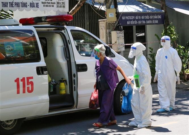 Một trường hợp F0 trong cộng đồng được xe y tế đưa đi cách ly trong ngày 21/8 tại Đà Nẵng. (Nguồn: TTXVN)