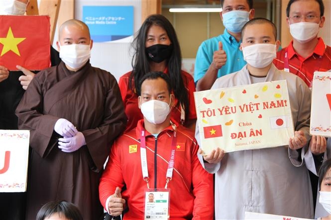 Đại diện đại sứ quán và cộng đồng người Việt Nam tại Nhật Bản cổ vũ cho đoàn thể thao Việt Nam. (Ảnh: Thanh Tùng/TTXVN)