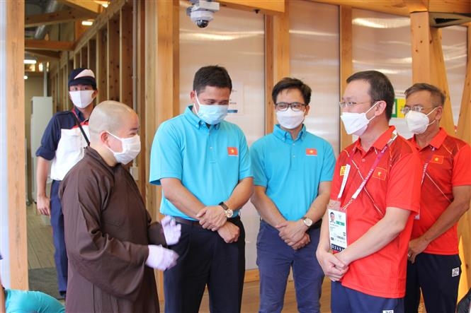 Ông Nguyễn Hồng Minh, Trưởng đoàn thể thao Việt Nam tại Paralympic Tokyo 2020, (phải) bày tỏ sự cảm kích trước sự quan tâm và động viên của cộng đồng người Việt Nam tại Nhật Bản. (Ảnh: Thanh Tùng/TTXVN)