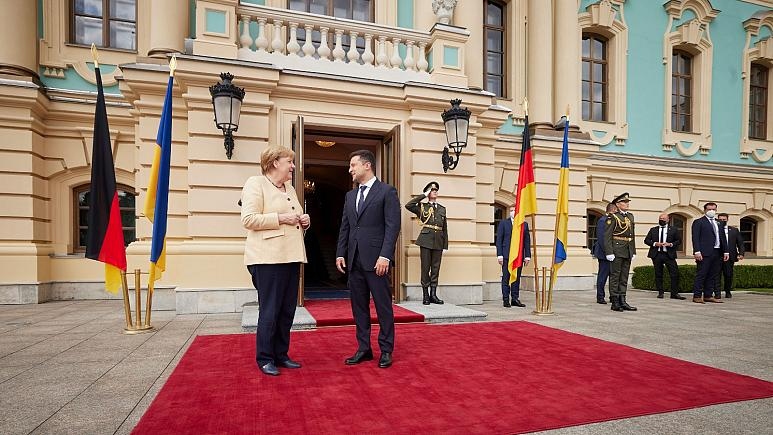 Tổng thống Ukraine Volodymyr Zelenskyy chào đón Thủ tướng Đức Angela Merkel tại thủ đô Kiev ngày 22/8. (Nguồn: AP)