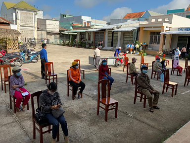 Người dân tham dự “Phiên chợ nghĩa tình” thực hiện đúng quy định 5K