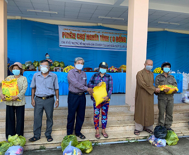 Tổ đình Phước Lâm: ‘Phiên chợ nghĩa tình’ với những món hàng 0 đồng giúp đỡ người dân vùng dịch