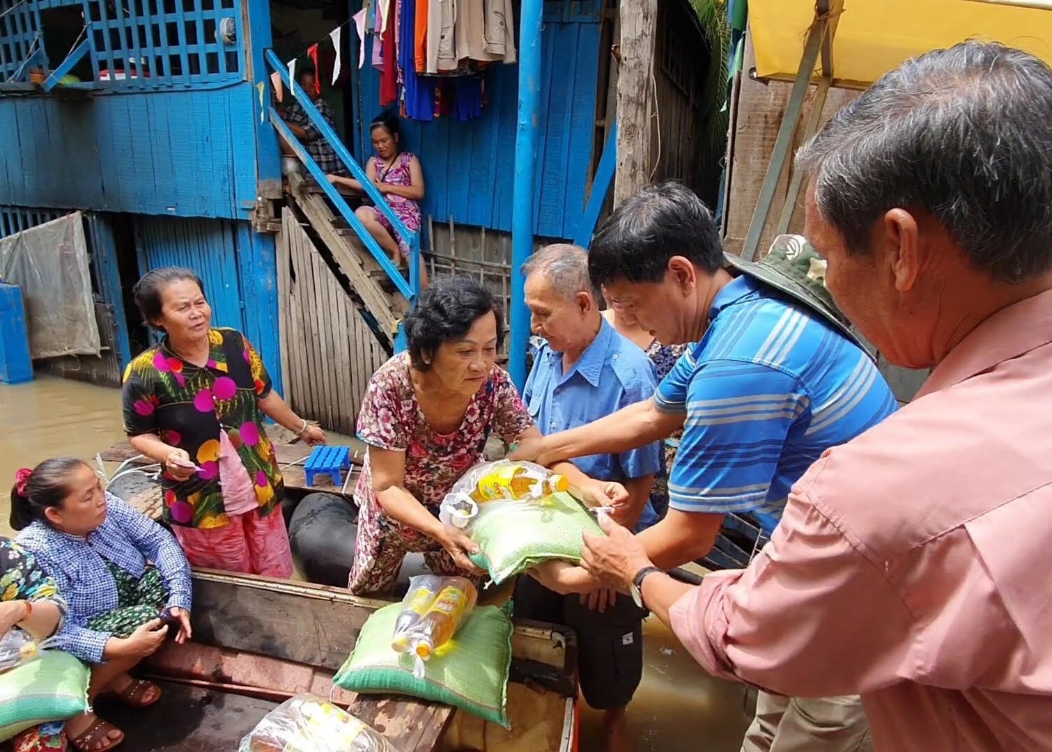 Tổng Lãnh sự Vũ Ngọc Lý (áo kẻ xanh) trao quà hỗ trợ bà con gốc Việt tại tỉnh Kampong Speu bị ảnh hưởng lũ lụt, ngày 15/10/2020.