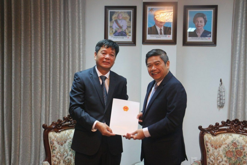 Tổng Lãnh sự Việt Nam tại Preah Sihanouk Vũ Ngọc Lý trình Thư ủy nhiệm lên Bộ trưởng Bộ Ngoại giao và Hợp tác quốc tê Campuchia, tháng 6/2019.