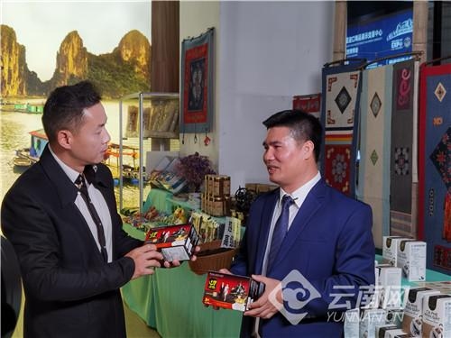 Lãnh sự Thương vụ Đỗ Quốc Hương giới thiệu sản phẩm hàng hóa, danh lam thắng cảnh đặc sắc và môi trường đầu tư kinh doanh của Việt Nam và 06 tỉnh/thành tại Gian hàng hình tượng quốc gia Việt Nam.