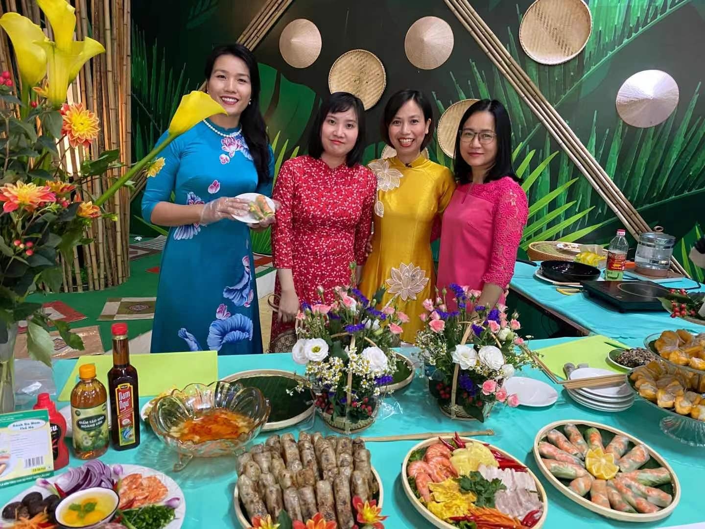 Cán bộ và Phu nhân Tổng Lãnh sự quán Côn Minh tổ chức tham dự buổi truyền hình trực tiếp giới thiệu các món ăn đặc sắc ba miền được du khách trong và ngoài nước ưa thích.