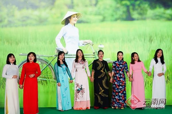 Hội Phụ nữ Việt Nam tại Vân Nam nhiệt tình tham gia biểu diễn tại buổi truyền hình trực tiếp.