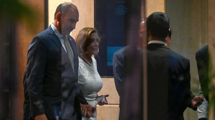 Chủ tịch Hạ viện Mỹ Nancy Pelosi rời khách sạn Shangri-La sau tiệc chiêu đãi do Phòng Thương mại Mỹ tổ chức tại Singapore vào ngày 1/8. (Nguồn: AFP)
