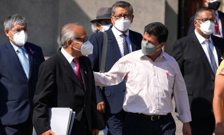 Thủ tướng Peru Anibal Torres (trái) và Tổng thống Pedro Castillo. (Nguồn: AP)