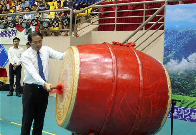 Chủ tịch Ủy ban nhân dân tỉnh Lào Cai Trịnh Xuân Trường đánh trống chào mừng hội thi. (Nguồn: TTXVN)