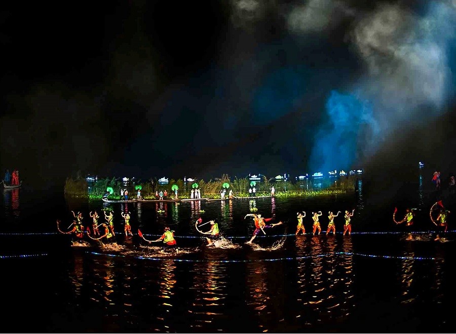 Sân khấu nổi trên búng Bình Thiên với các hoạt động văn hóa chèo xuồng hát đối đáp, hát giao duyên…