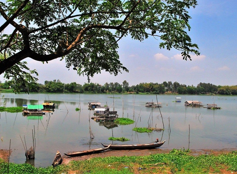 Du khách đến búng Bình Thiên chiêm ngưỡng cảnh sông nước hữu tình.