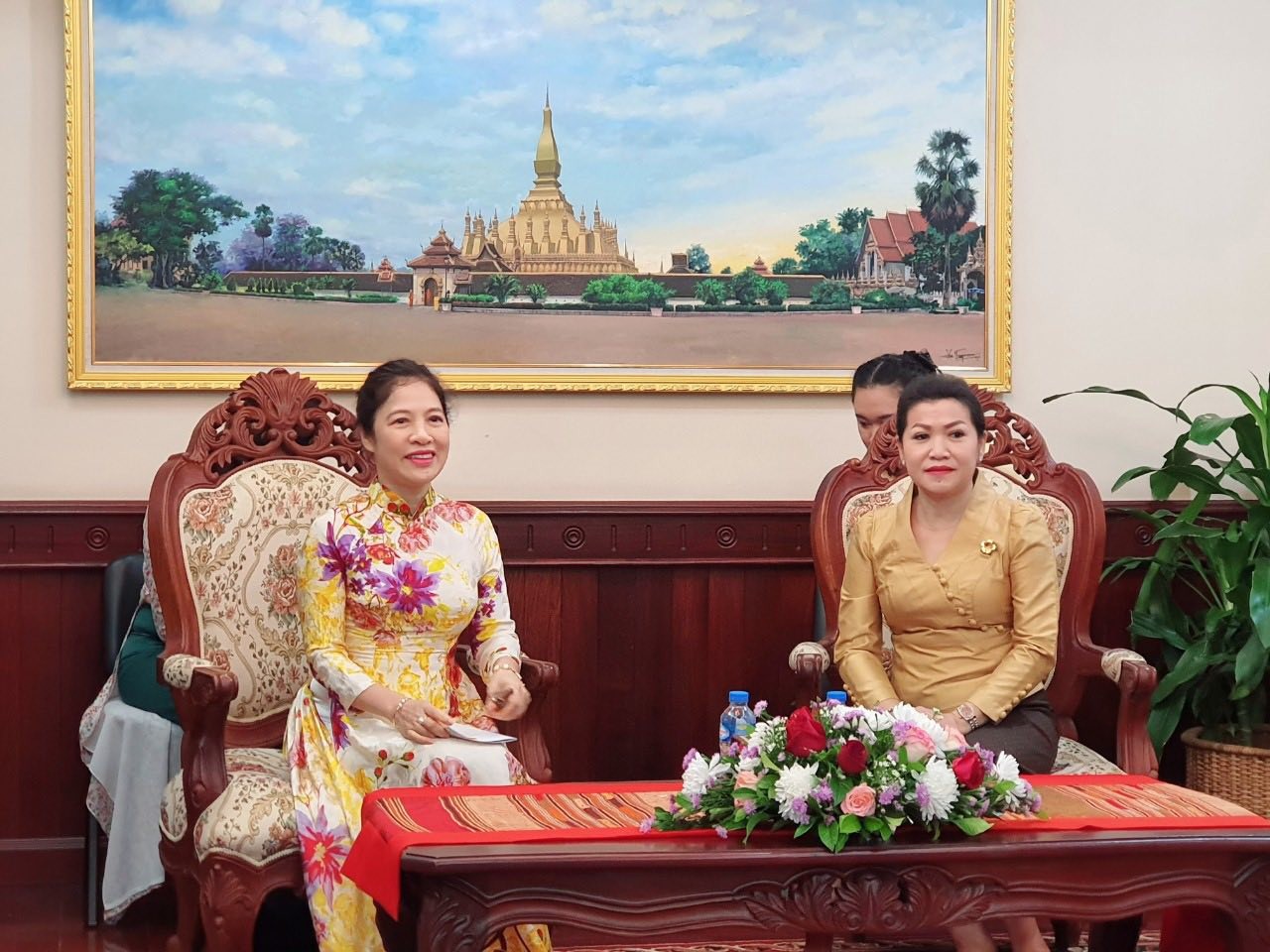 Thắt chặt hơn nữa tình đoàn kết, gắn bó giữa cán bộ nữ hai Bộ Ngoại giao Việt-Lào