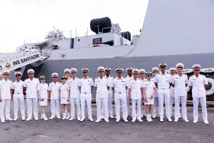 Lễ đón đội tàu Hải quân Ấn Độ dưới sự chỉ huy của Chuẩn Đô đốc  Sanjay Bhalla, Thống soái chỉ huy Hạm đội phía Đông của Hải quân Ấn Độ  thăm hữu nghị Thành phố Hồ Chí Minh từ ngày 24-26/6/2022. (Nguồn: TTXVN)