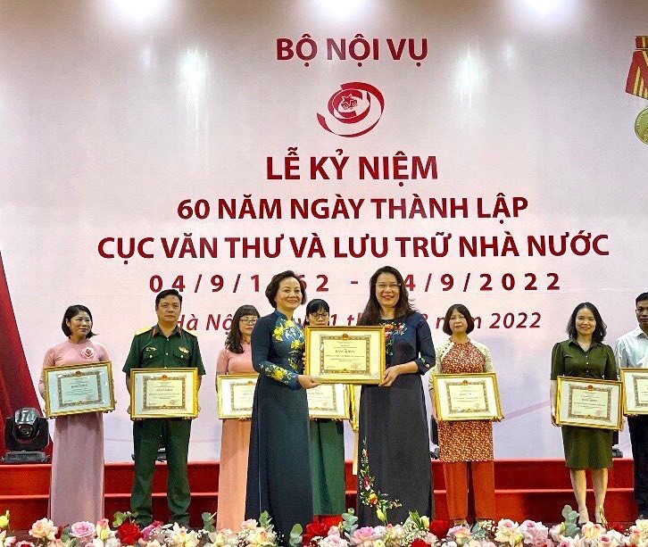 Phòng Lưu trữ Bộ Ngoại giao nhận bằng khen của Bộ trưởng Bộ Nội vụ Phòng Lưu trữ Bộ Ngoại giao nhận bằng khen của Bộ trưởng Bộ Nội vụ