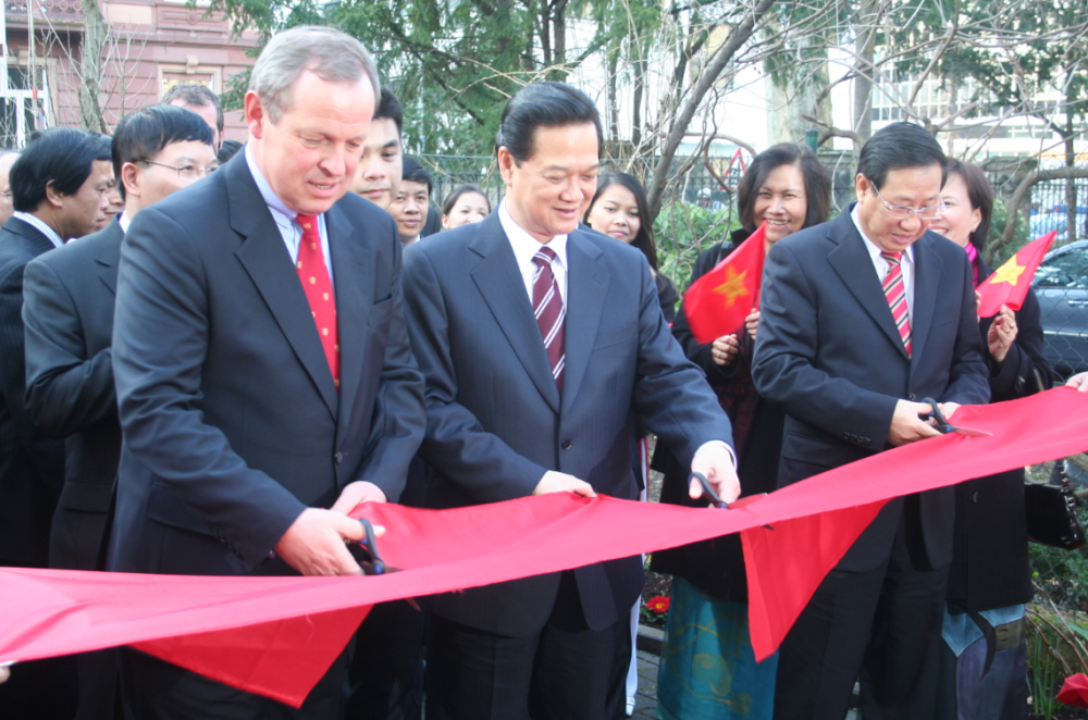 tong lanh su quan viet nam tai frankfurt muoi nam villa ha noi giua troi au