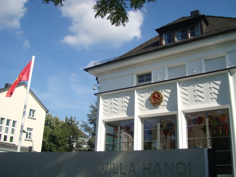 tong lanh su quan viet nam tai frankfurt muoi nam villa ha noi giua troi au