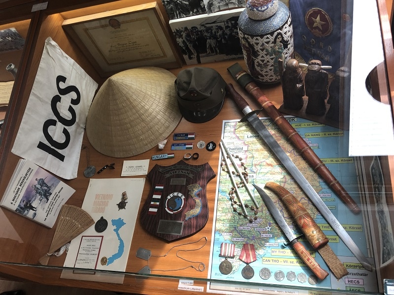 Những vật phẩm được các cựu chiến binh Hungary mang theo từ Việt Nam sau khi về nước đang được triển lãm tại bảo tàng công viên ở Hungary.