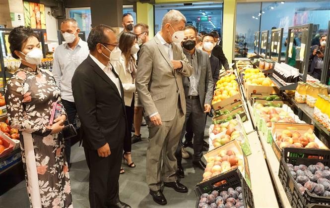Thủ tướng CH Czech Andrej Babiš thăm Trung tâm thương mại Sapa, thủ đô Praha. (Nguồn: TTXVN)