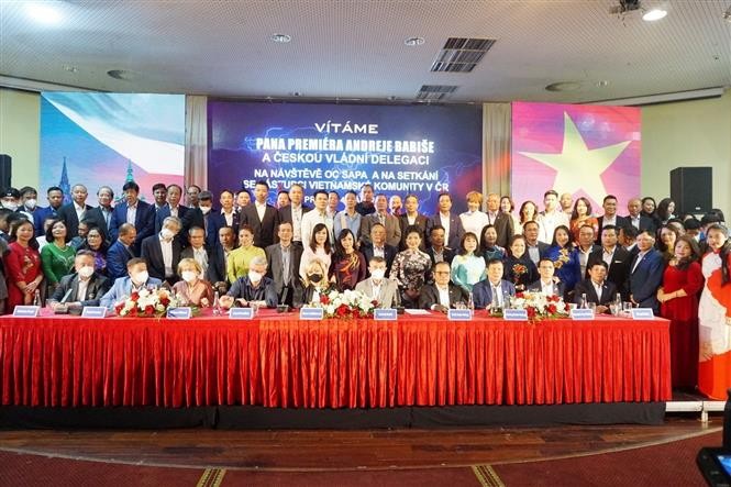 Thủ tướng CH Czech Andrej Babiš chụp ảnh chung cùng cac đại biểu tại  Trung tâm thương mại Sapa, thủ đô Praha. (Nguồn: TTXVN)