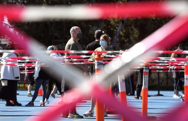 thu tuong australia moi nguoi co the om hon nhau vao dem giao thua