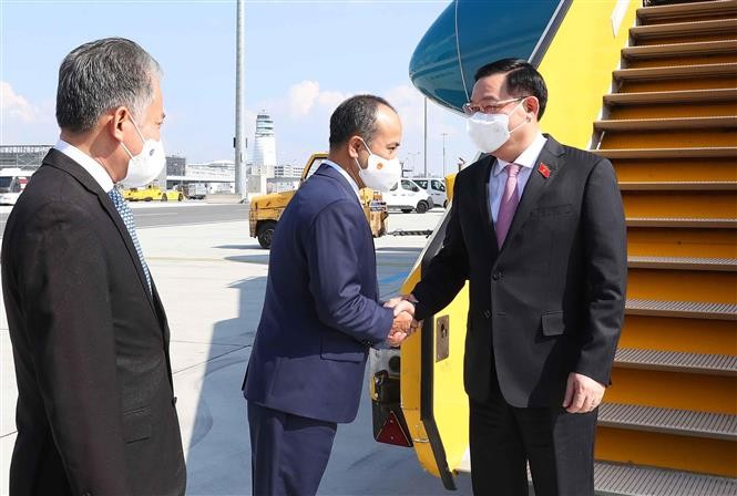 Đại sứ Việt Nam tại Áo Nguyễn Trung Kiên đón Chủ tịch Quốc hội Vương Đình Huệ tại sân bay quốc tế Vienna, Áo ngày 5/9. (Nguồn: TTXVN)