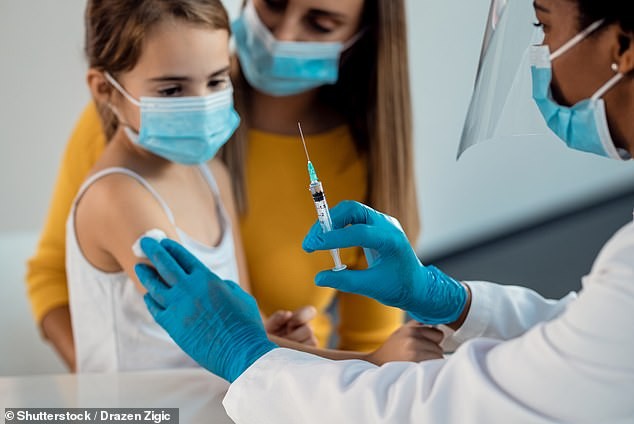 Cơ quan quản lý dược phẩm Australia (TGA) ngày 4/9 phê chuẩn việc tiêm vaccine của hãng Moderna cho trẻ em từ 12 tuổi.